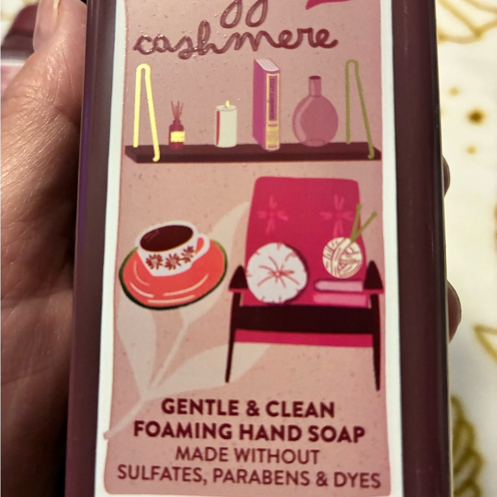 Bath & Body Works Gentle & Clean Foaming Hand Soap - Cozy Cashmere  (4) 🆕 - Picture 3 of 5